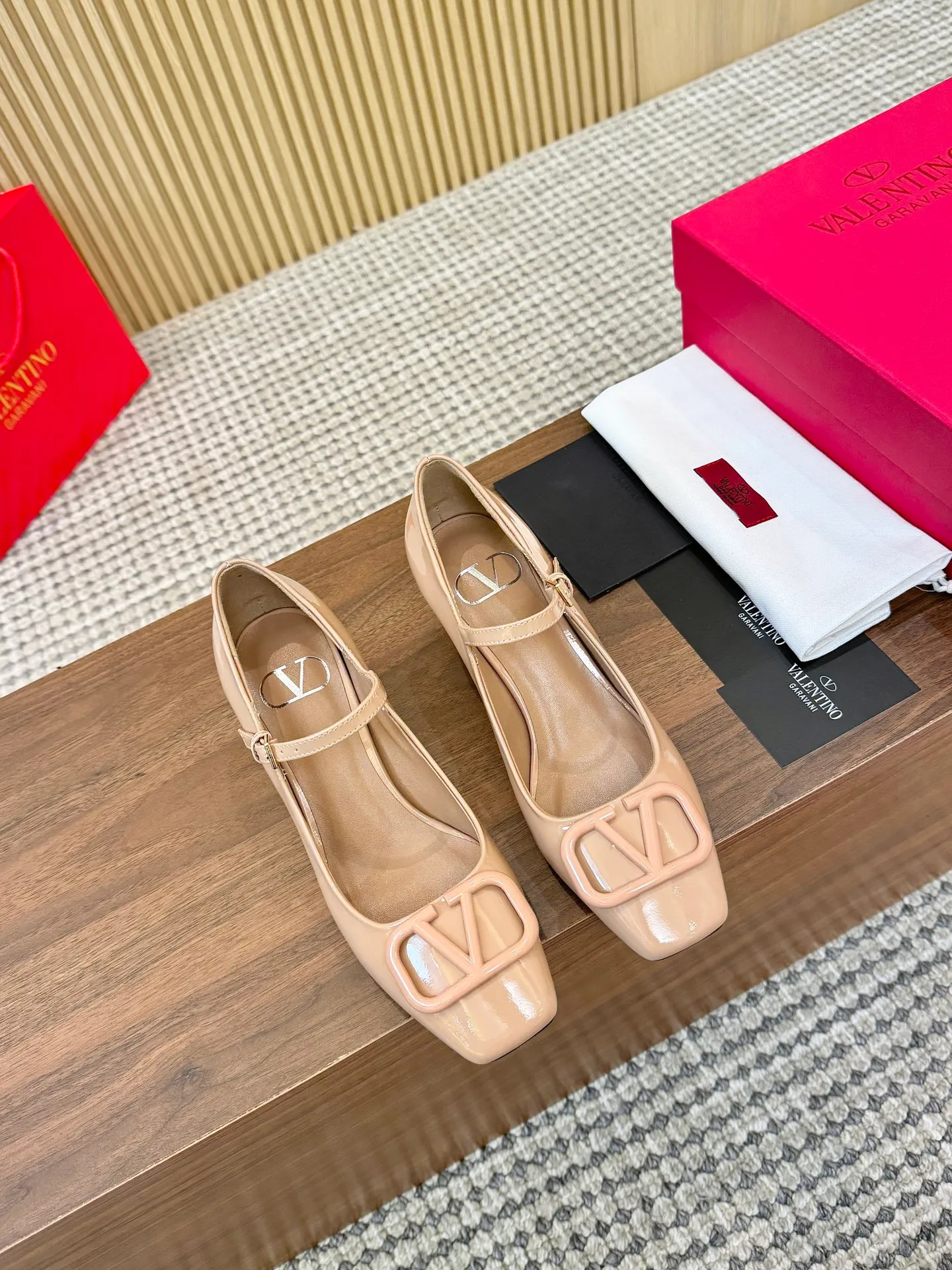 👟👟Ex-factory price 460👟👟 Genuine leather sole + 40 Valentino. Large v-buckle sandals ㊙️Latest series of counters Authentic grade version with perfect details. Authentic products are made one to one. All details are consistent with genuine ones. The upper foot is very pedicure type. The key point is that it is very good and easy to control. It does not grind the feet and does not tire the feet. Walking artifact, exclusive mold opening. The highest version on the market. Fabric: imported mixed sheepskin, lining and foot pads are all sheepskin. Code number (34 to 42) Customized sizes 34 and 42 are non-returnable and non-exchangeable. Heel height: 7.5CM. Rubber sole, leather sole +40